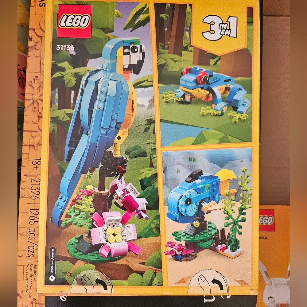 LEGO 31136 Creator 3-in-1 Exotic Parrot Building Set - Picture 2 of 3